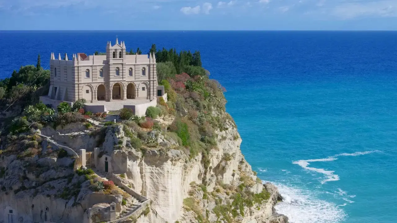 Il Santuario di Santa Maria dell'Isola, un gioiello incastonato su uno sperone roccioso a picco sul mare, domina il panorama di Tropea.