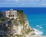 Il Santuario di Santa Maria dell'Isola, un gioiello incastonato su uno sperone roccioso a picco sul mare, domina il panorama di Tropea.