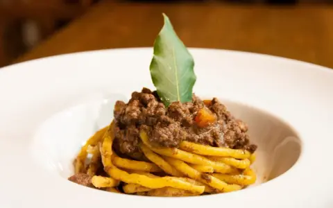 Pasta con ragù di carne, un classico da provare se ti chiedi cosa mangiare a Vicenza.