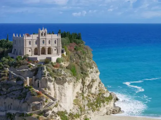 Il Santuario di Santa Maria dell'Isola, un gioiello incastonato su uno sperone roccioso a picco sul mare, domina il panorama di Tropea.