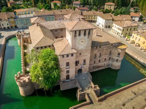 Castello di San Martino in Rio, uno dei tanti splendidi posti da visitare in Emilia Romagna, circondato da un fossato verde.