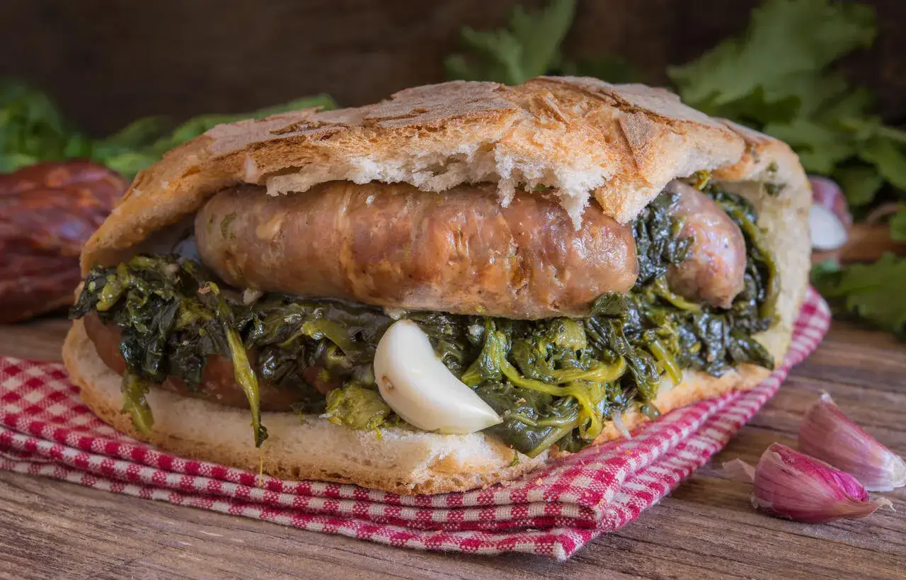 Pane con salsiccia e friarielli, una vera specialit&agrave; di Napoli, con aglio e peperoncino.