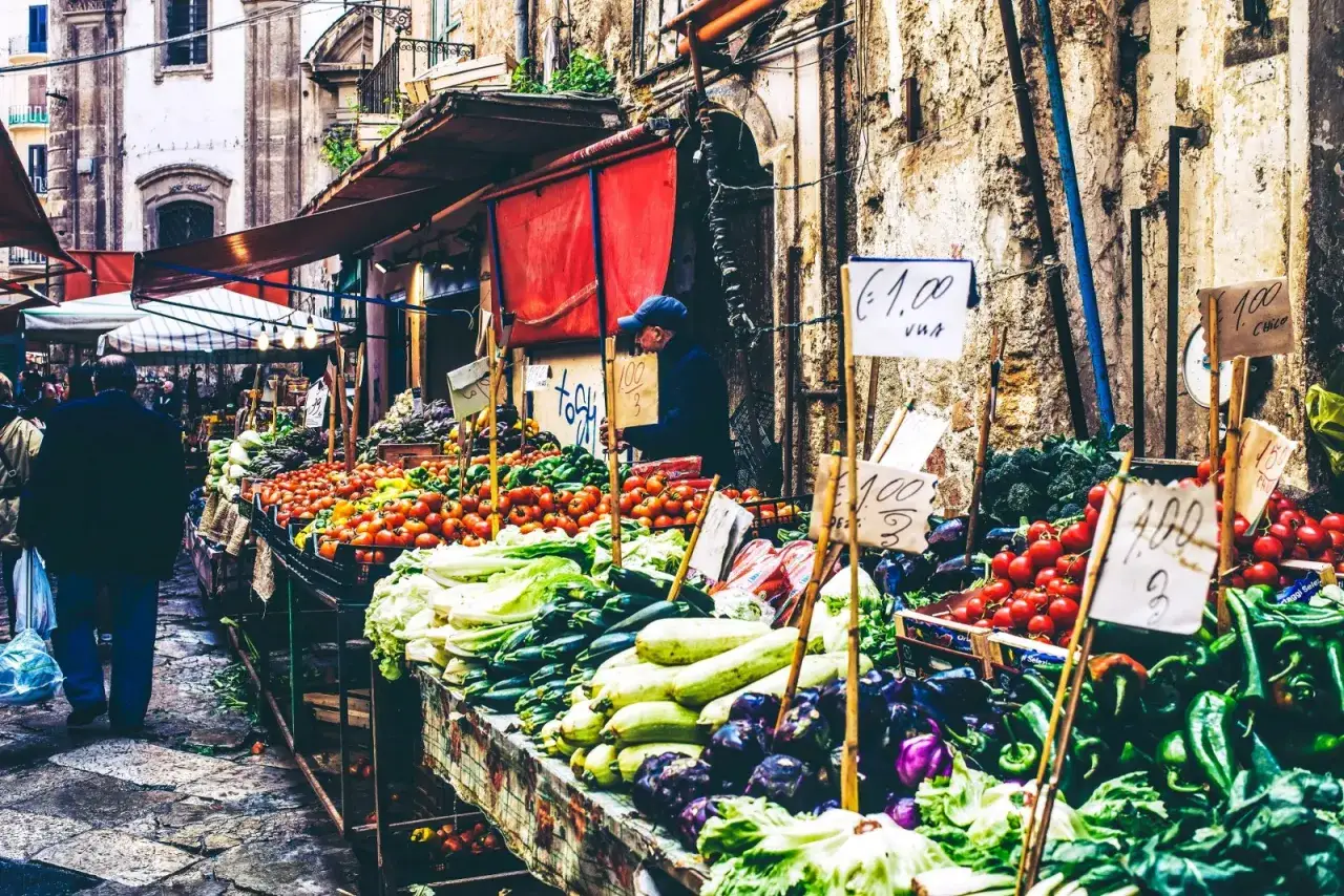 Mercato di Ballar&ograve;, Palermo: un tripudio di colori e sapori. Ecco cosa visitare per un'esperienza autentica.