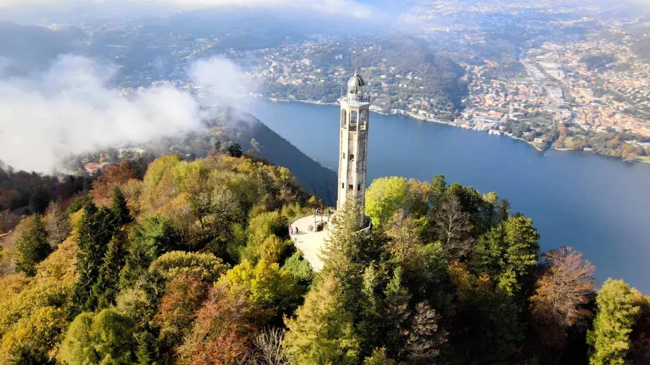 Faro Voltiano a Brunate, con vista sul lago e la citt&agrave;. Un luogo incantevole da scoprire, tra i panorami mozzafiato di cosa vedere a Brunate.