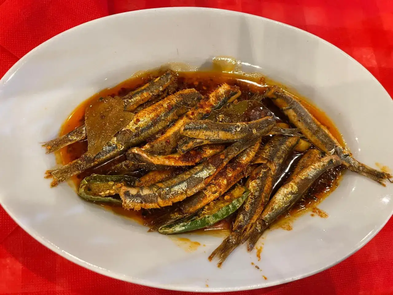 Sardine fritte in salsa piccante, un classico da provare per scoprire cosa mangiare in Calabria.