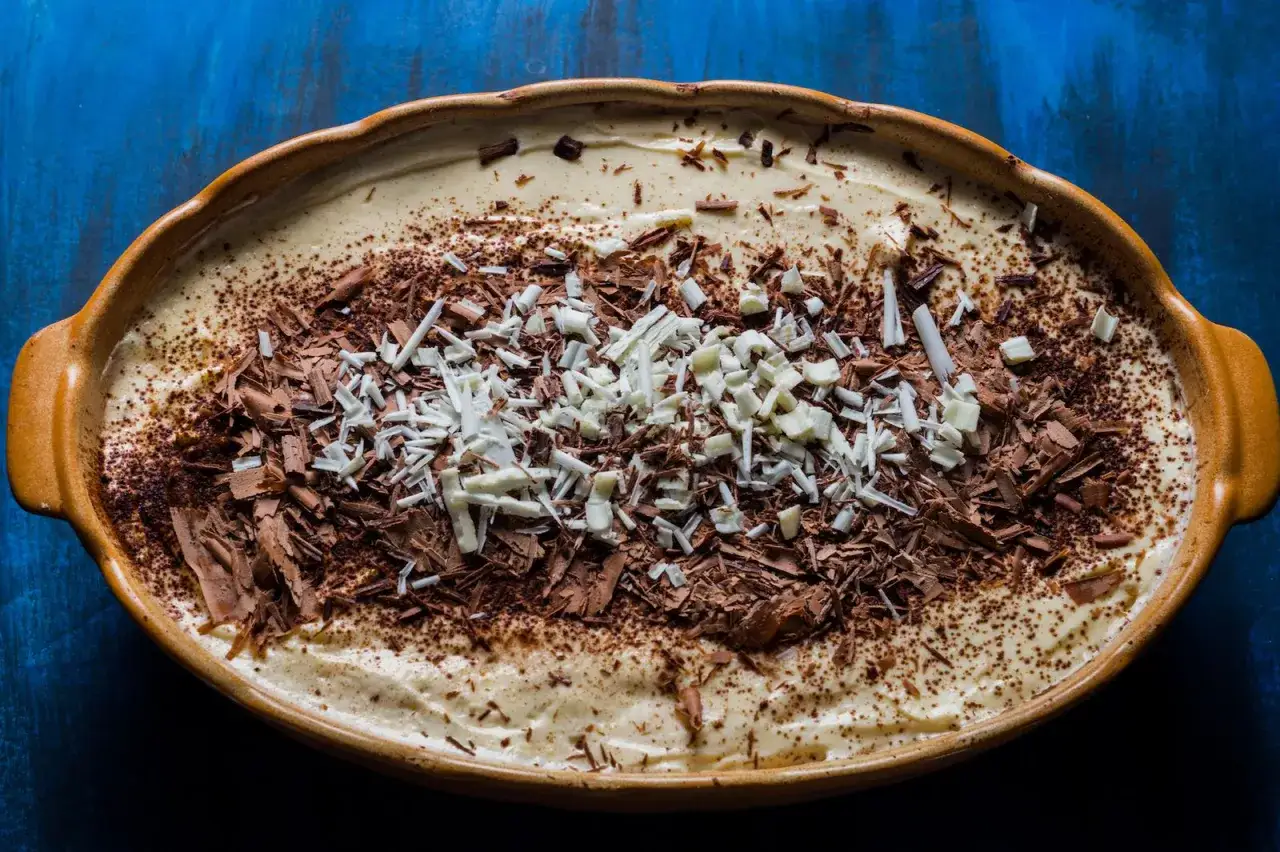 Tiramis&ugrave;, un classico dolce da provare a Padova. Cremoso, con abbondante cacao e scaglie di cioccolato fondente e bianco.