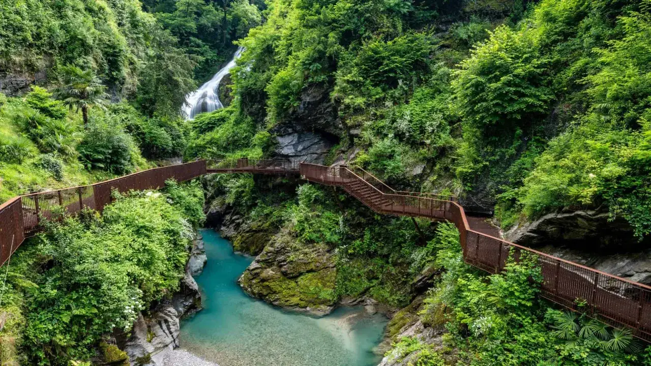 Sentiero sospeso tra rocce e cascate, un'avventura tra i posti strani da visitare in Italia.