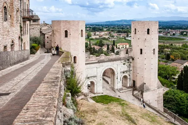 Porta Romana a Perugia, un'antica porta cittadina con torri medievali, perfetta per esplorare Perugia e dintorni in 3 giorni.
